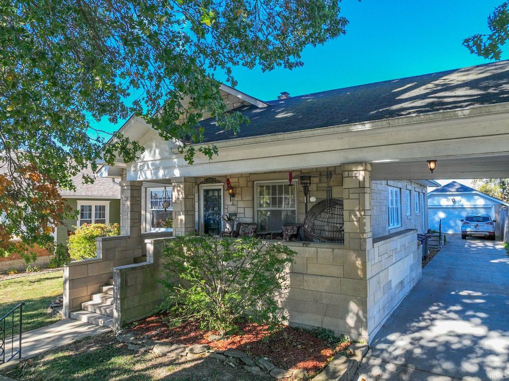 Photo of 2021 Park Avenue Ave, Bedford, IN 47421 (MLS # 202543199)