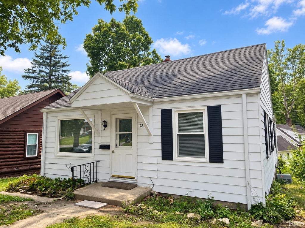 Photo of 3223 Eastbrook Drive, Fort Wayne, IN 46805 (MLS # 202639499)