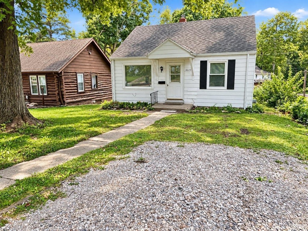Photo of 3223 Eastbrook Drive, Fort Wayne, IN 46805 (MLS # 202639499)