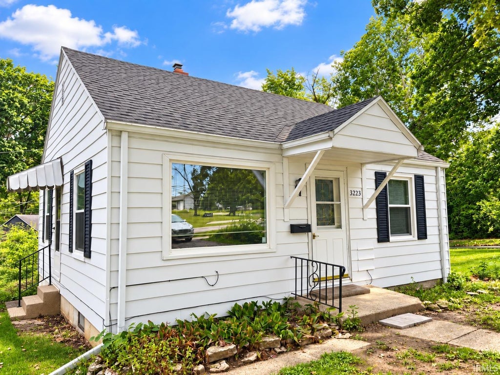 Photo of 3223 Eastbrook Drive, Fort Wayne, IN 46805 (MLS # 202639499)