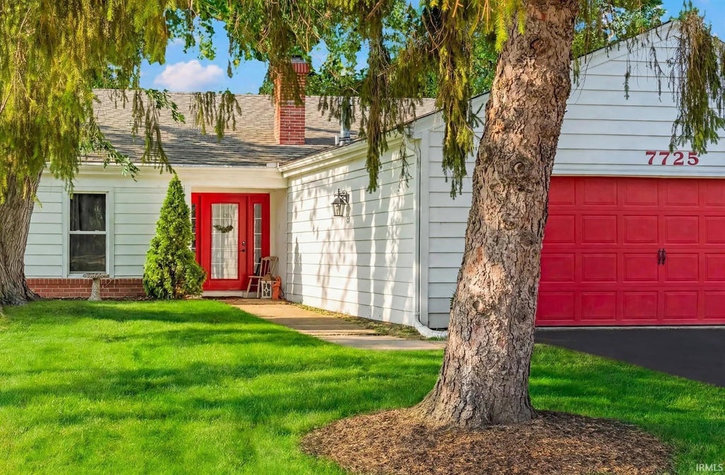 Photo of 7725 Glenoak Parkway, Fort Wayne, IN 46815 (MLS # 202636363)