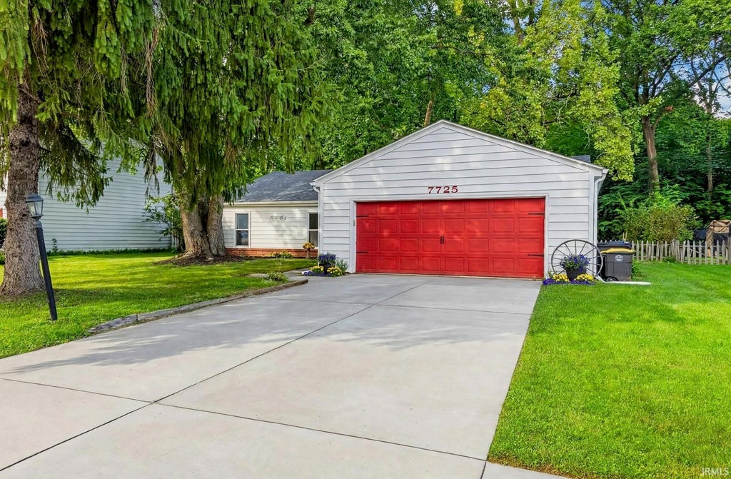 Photo of 7725 Glenoak Parkway, Fort Wayne, IN 46815 (MLS # 202636363)
