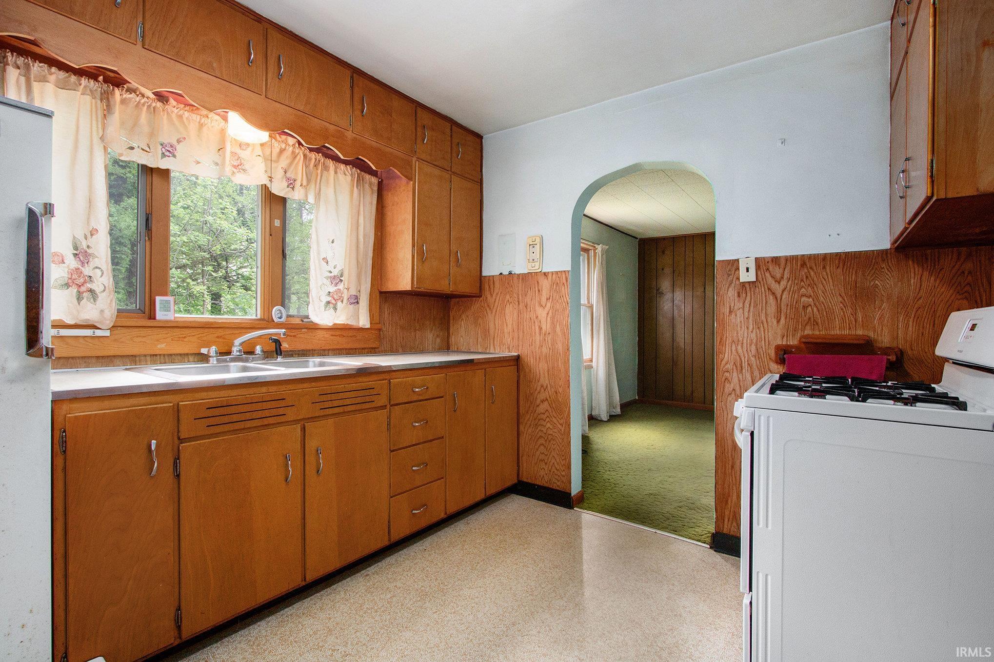 Elkhart, Indiana 46514, United States, 3 Bedrooms Bedrooms, ,1 BathroomBathrooms,Residential,Pending,130412