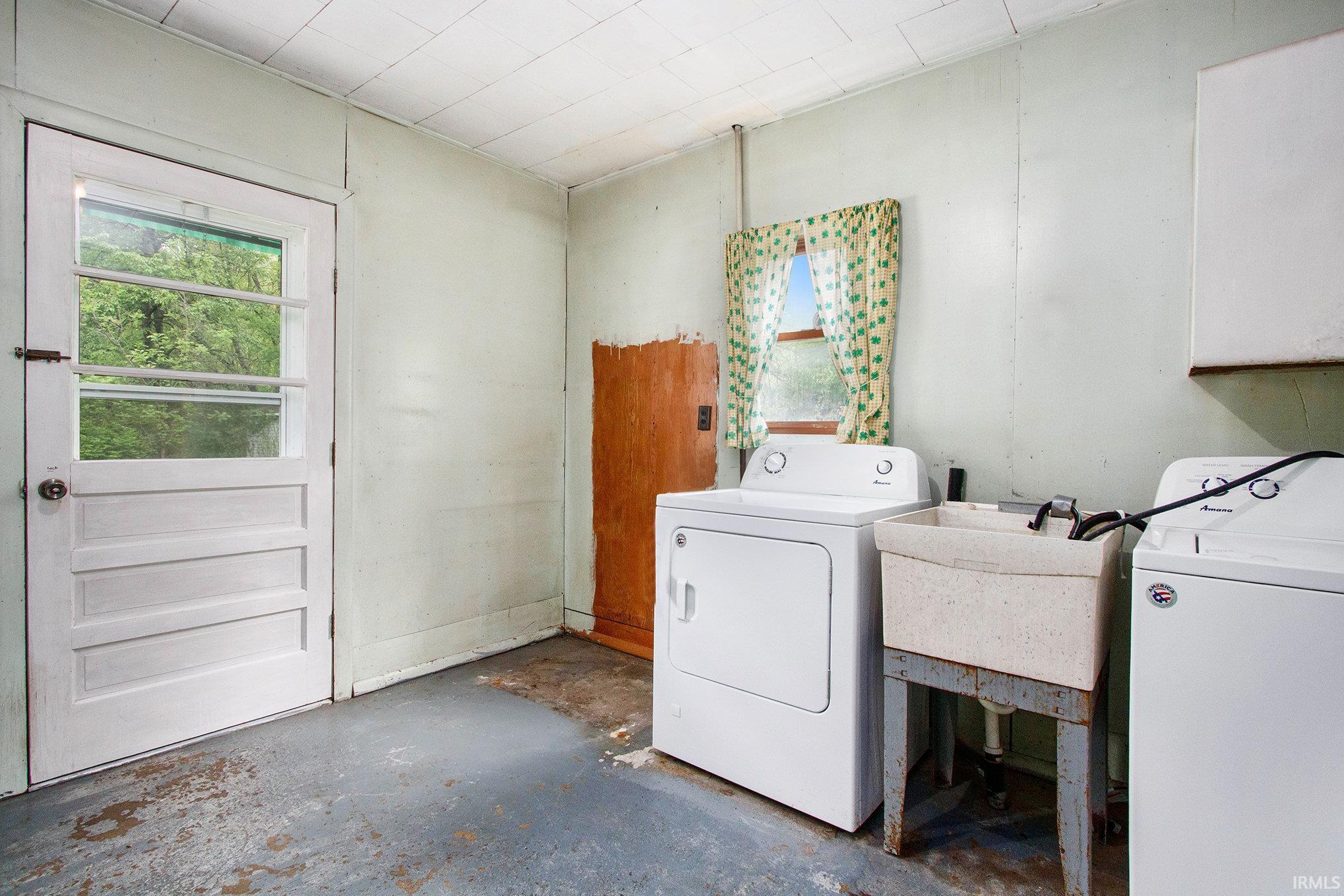 Elkhart, Indiana 46514, United States, 3 Bedrooms Bedrooms, ,1 BathroomBathrooms,Residential,Pending,130412