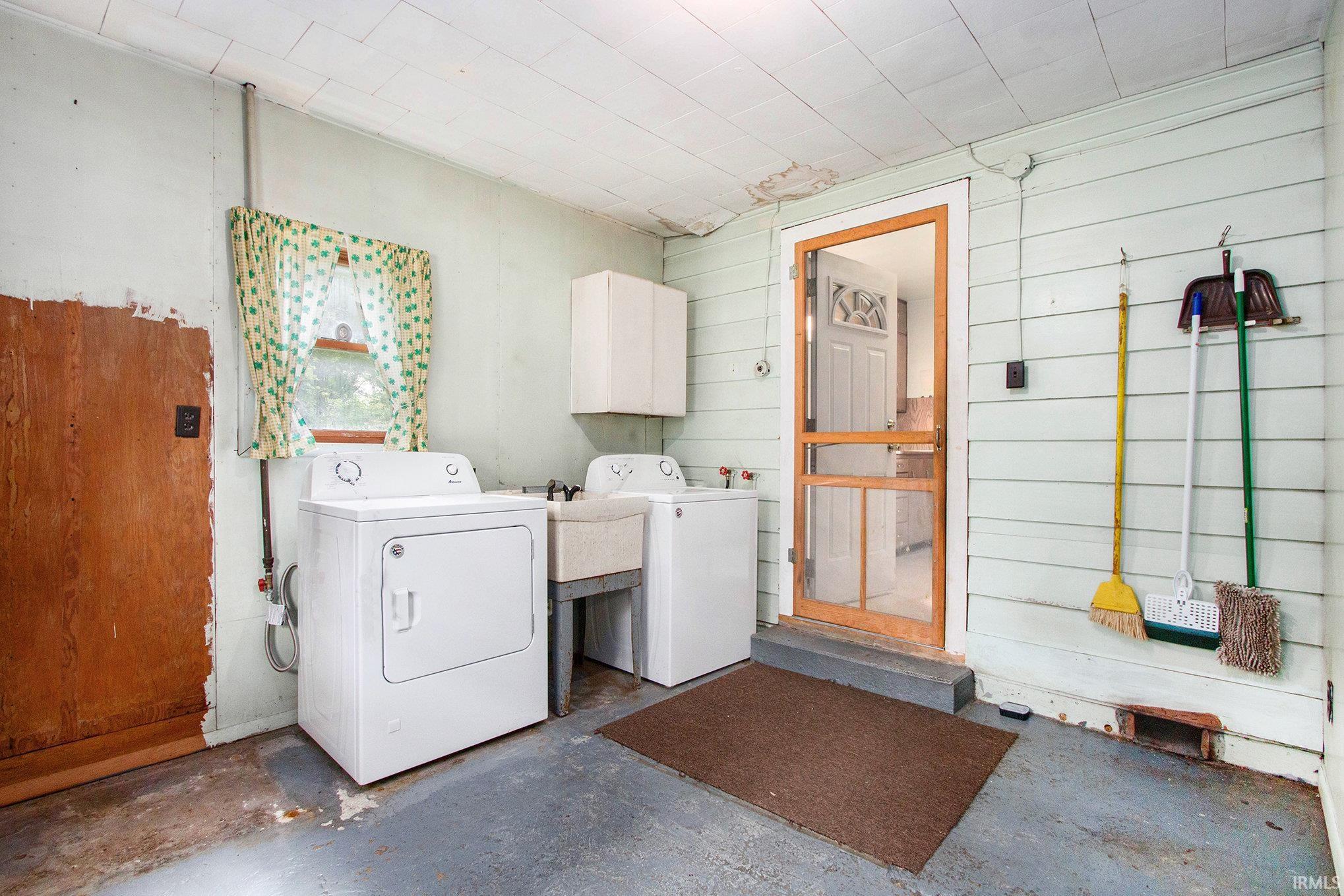 Elkhart, Indiana 46514, United States, 3 Bedrooms Bedrooms, ,1 BathroomBathrooms,Residential,Pending,130412