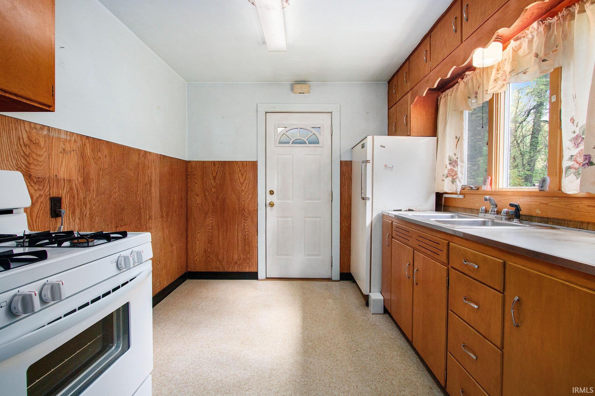 Elkhart, Indiana 46514, United States, 3 Bedrooms Bedrooms, ,1 BathroomBathrooms,Residential,Pending,130412