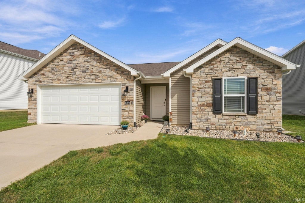 Photo of 2302 Plateau Pointe, Fort Wayne, IN 46808 (MLS # 202638351)