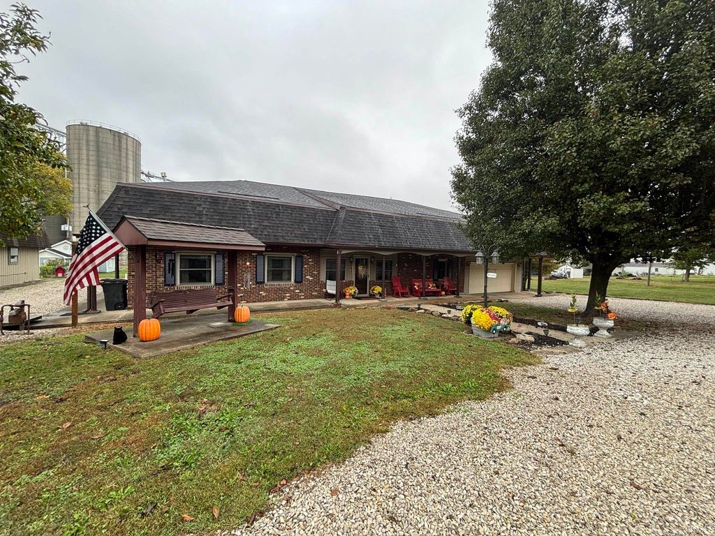 Photo of 106 E 16th Street, Vincennes, IN 47591 (MLS # 202543759)