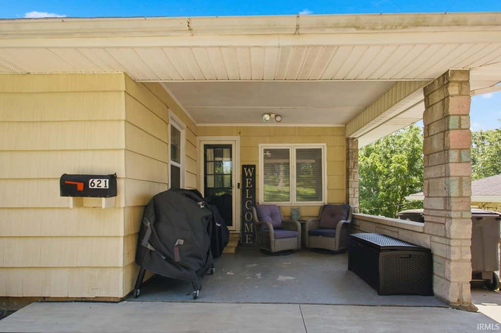 Photo of 621 Helfrich Lane, Evansville, IN 47712 (MLS # 202632826)
