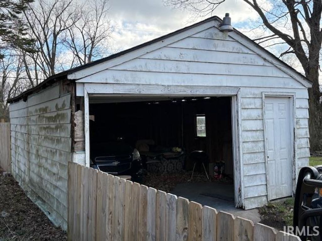 Photo of 1805 E Carver Drive, Muncie, IN 47303 (MLS # 202610530)