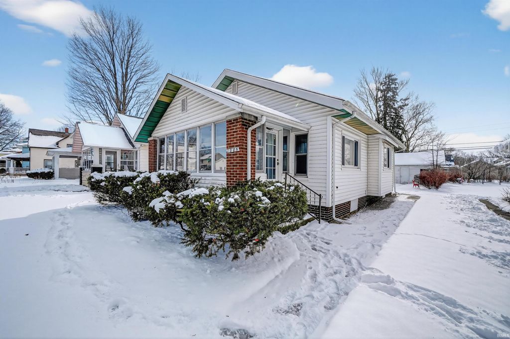 Photo of 1005 E 3Rd Street, Mishawaka, IN 46544 (MLS # 202605828)