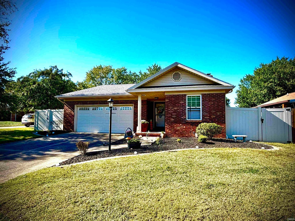 Photo of 2900 Turnberry Lane, Evansville, IN 47711 (MLS # 202642131)