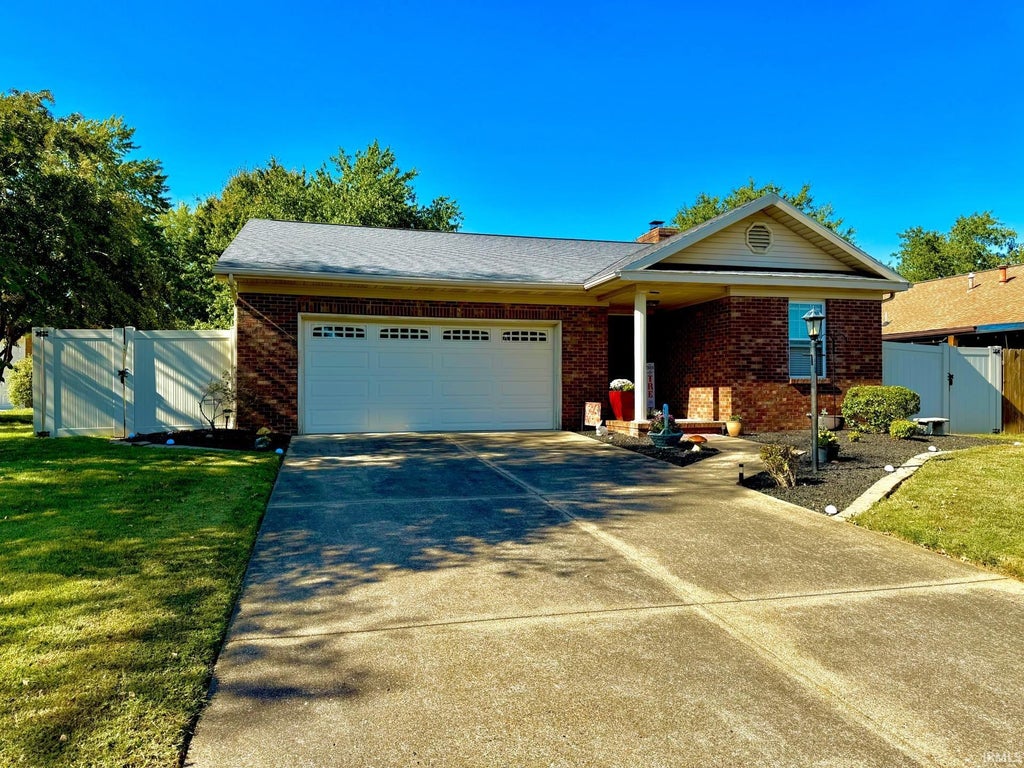 Photo of 2900 Turnberry Lane, Evansville, IN 47711 (MLS # 202642131)