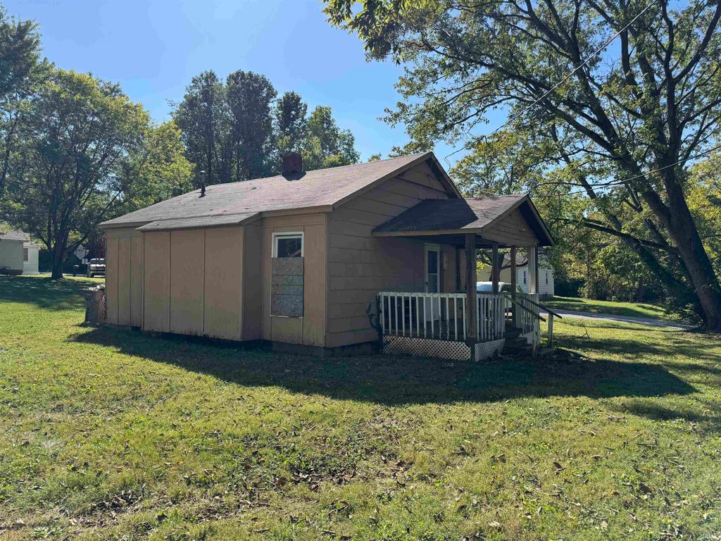 Photo of 1015 W Gourley Pike, Bloomington, IN 47404 (MLS # 202544581)