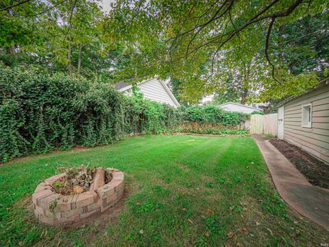 Tiny photo for 2217 E Mulberry Street, Evansville, IN 47714 (MLS # 202614864)
