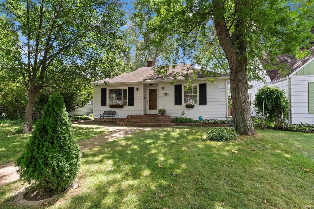 Photo of 506 Ostemo Place, South Bend, IN 46617 (MLS # 202635646)