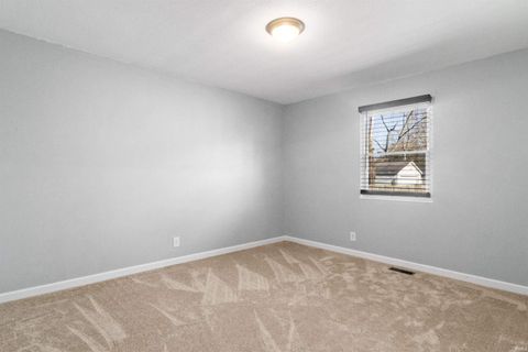 Tiny photo for 2607 Hawthorne Avenue, Evansville, IN 47714 (MLS # 202610312)