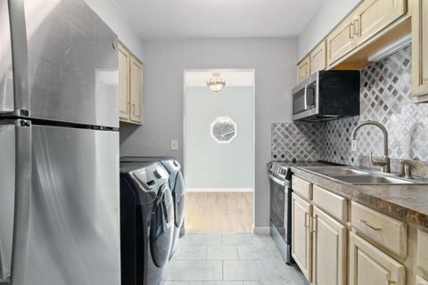 Tiny photo for 2607 Hawthorne Avenue, Evansville, IN 47714 (MLS # 202610312)