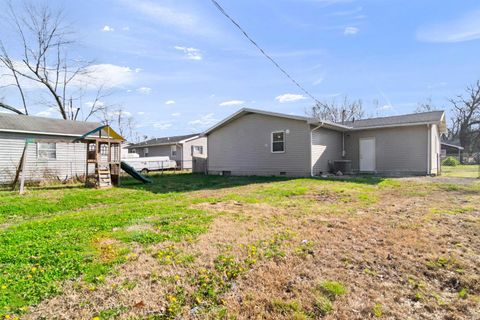 Tiny photo for 2607 Hawthorne Avenue, Evansville, IN 47714 (MLS # 202610312)