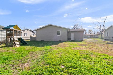 Tiny photo for 2607 Hawthorne Avenue, Evansville, IN 47714 (MLS # 202610312)