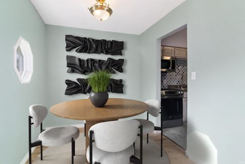 Tiny photo for 2607 Hawthorne Avenue, Evansville, IN 47714 (MLS # 202610312)