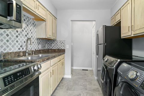 Tiny photo for 2607 Hawthorne Avenue, Evansville, IN 47714 (MLS # 202610312)