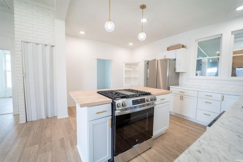 Tiny photo for 821 N Armstrong Street, Kokomo, IN 46901 (MLS # 202526421)
