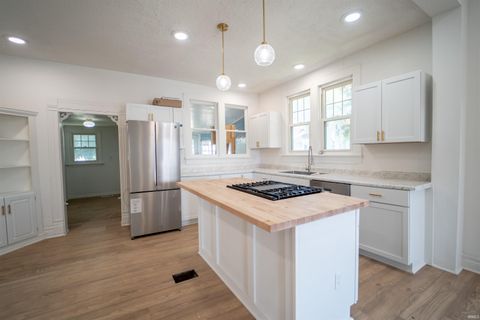 Tiny photo for 821 N Armstrong Street, Kokomo, IN 46901 (MLS # 202526421)