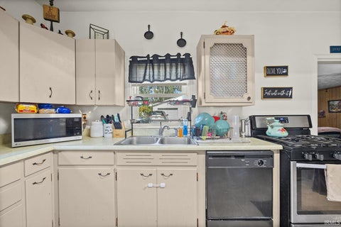 Tiny photo for 1102 E Washington Street, Frankfort, IN 46041 (MLS # 202641899)