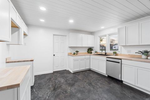 Tiny photo for 514 W 7th Street, Jonesboro, IN 46938 (MLS # 202612299)