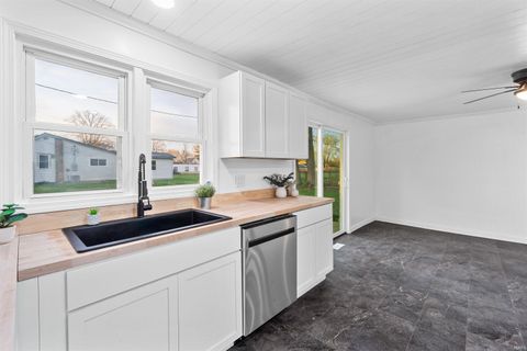 Tiny photo for 514 W 7th Street, Jonesboro, IN 46938 (MLS # 202612299)