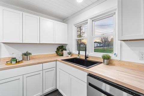 Tiny photo for 514 W 7th Street, Jonesboro, IN 46938 (MLS # 202612299)