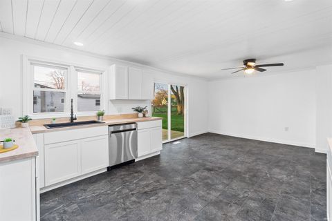 Tiny photo for 514 W 7th Street, Jonesboro, IN 46938 (MLS # 202612299)