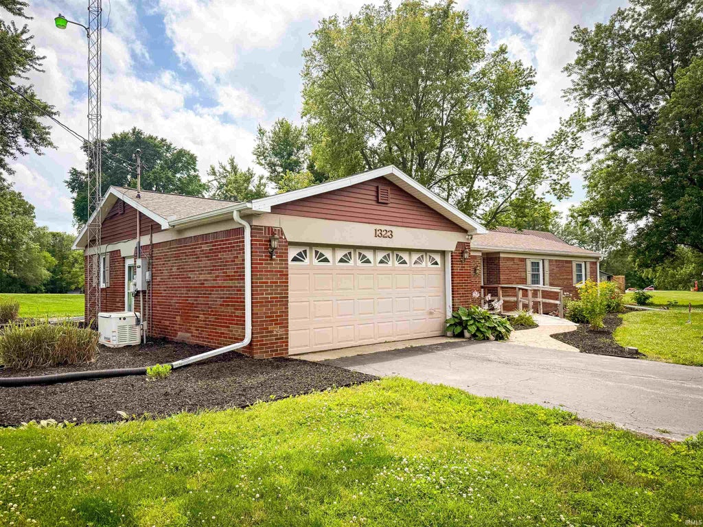 Photo of 1323 W 200 S, Warsaw, IN 46580 (MLS # 202622859)