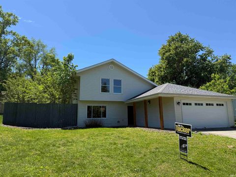 Photo of 802 E Allendale Drive, Bloomington, IN 47401 (MLS # 202548140)