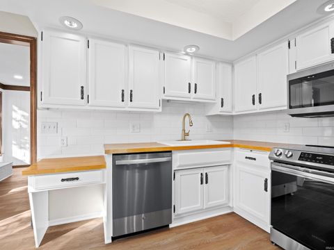 Tiny photo for 5134 W Arlington Park Boulevard, Fort Wayne, IN 46835 (MLS # 202543063)