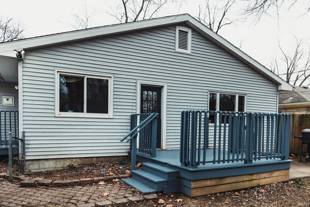 Photo of 1809 S Kenmore Drive, Evansville, IN 47714 (MLS # 202601060)