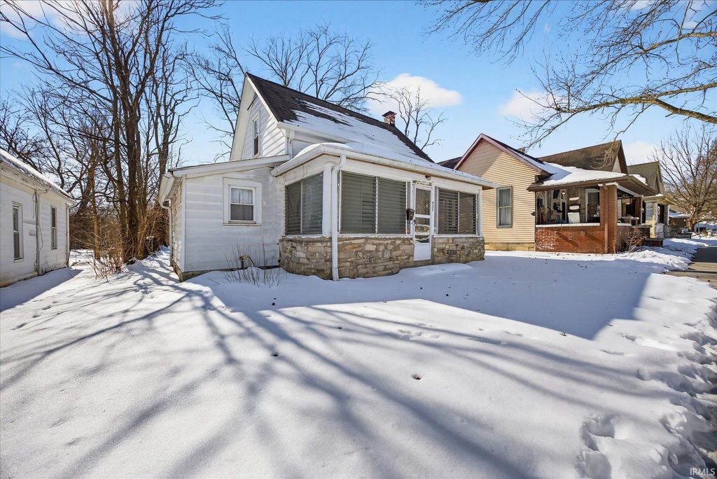 Photo of 927 W 6th Street, Bloomington, IN 47404 (MLS # 202628932)