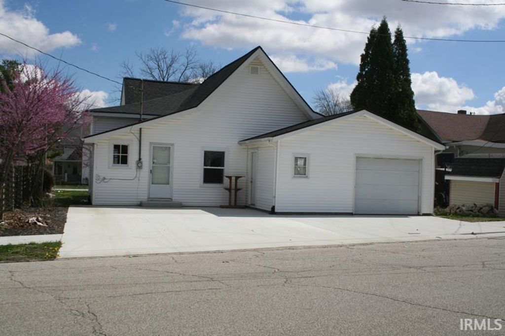 Photo of 862 S JACKSON ST. St, Frankfort, IN 46041 (MLS # 202612636)