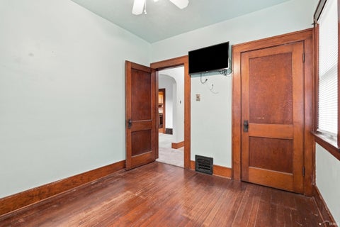 Tiny photo for 2021 Oakland Street, Fort Wayne, IN 46808 (MLS # 202633255)