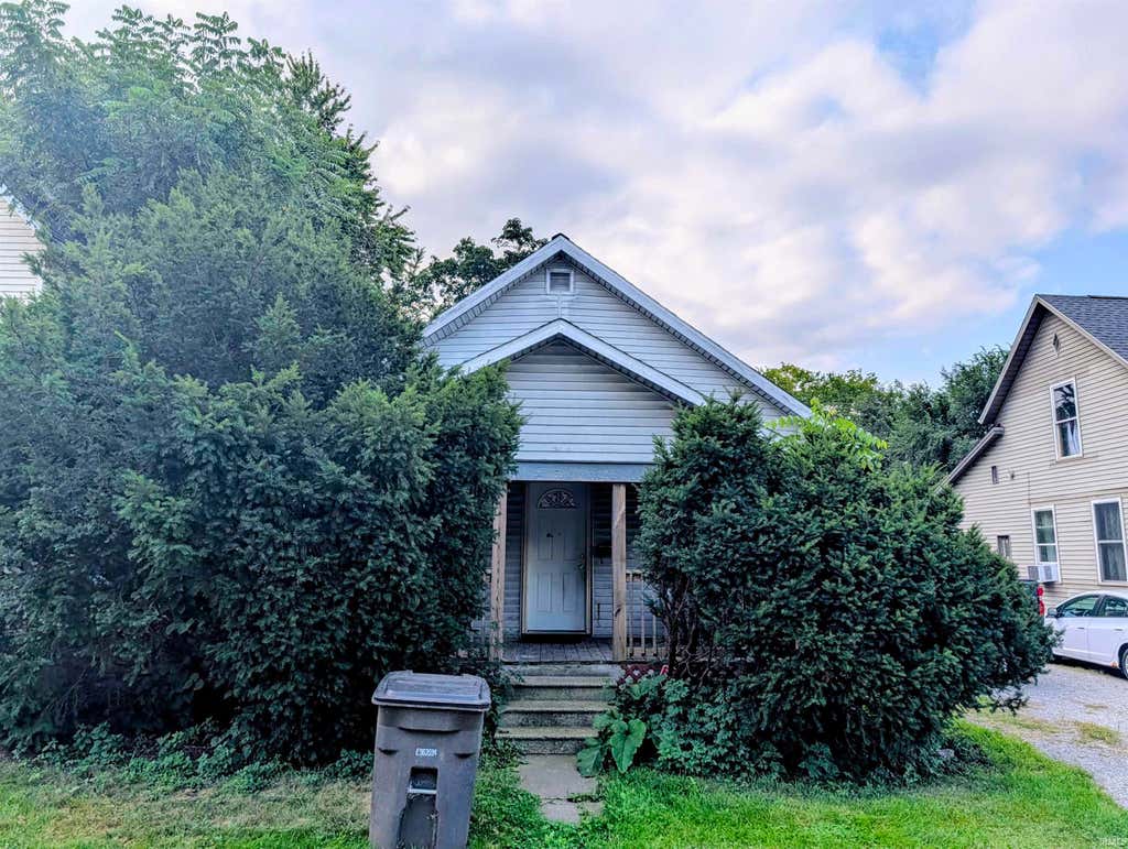 Photo of 609 W Franklin Street, Elkhart, IN 46516 (MLS # 202634998)