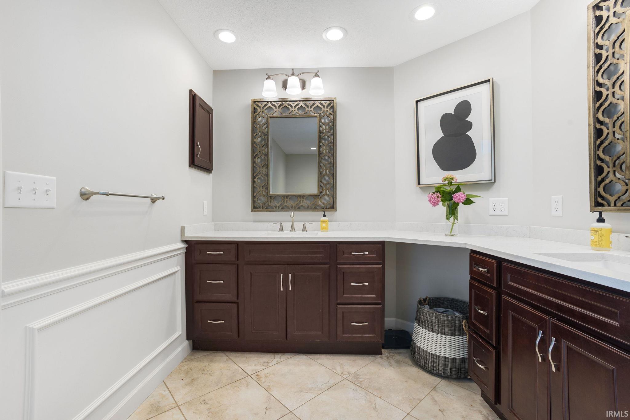 Elkhart, Indiana 46517, United States, 4 Bedrooms Bedrooms, ,5 BathroomsBathrooms,Residential,Pending,187620