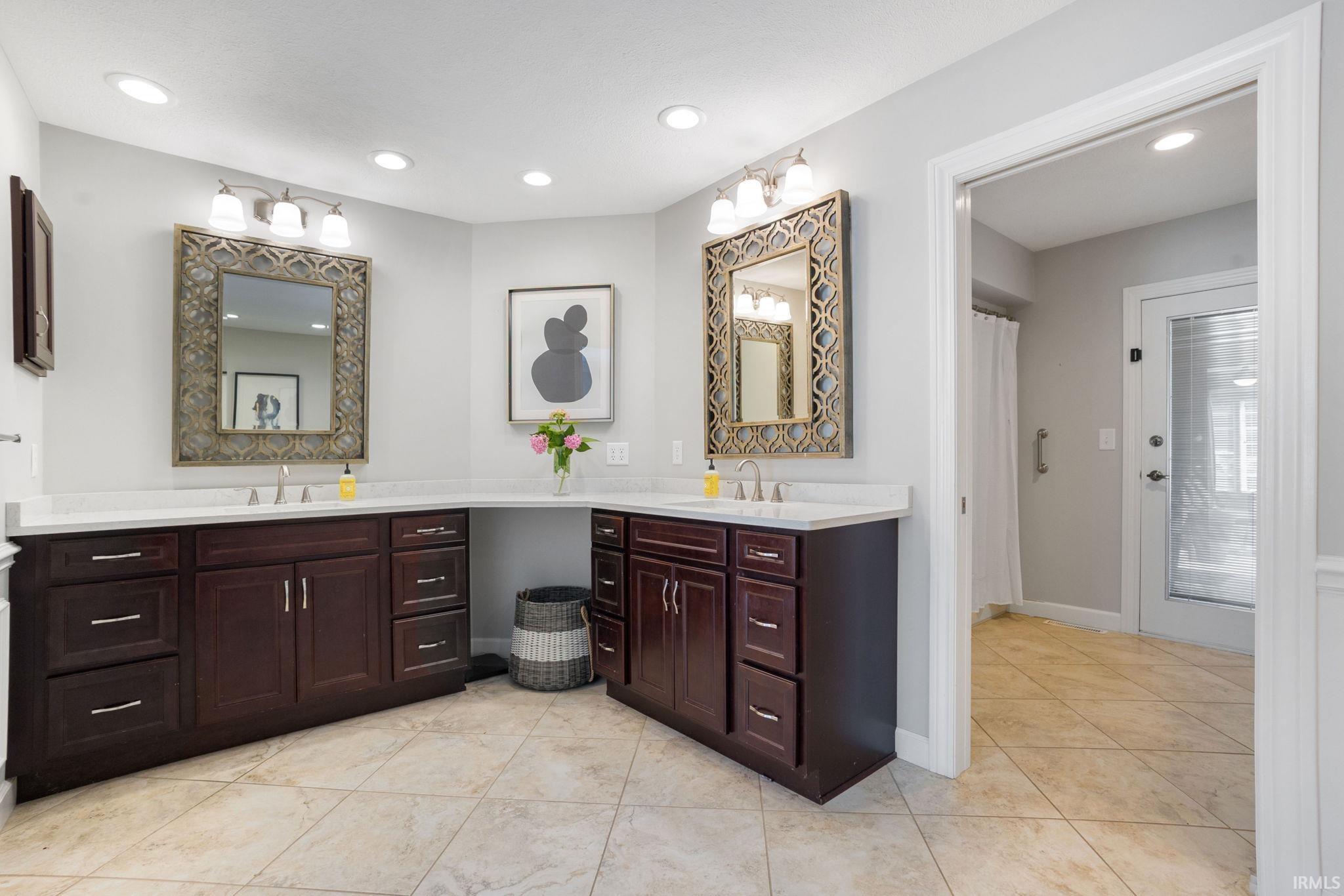 Elkhart, Indiana 46517, United States, 4 Bedrooms Bedrooms, ,5 BathroomsBathrooms,Residential,Pending,187620