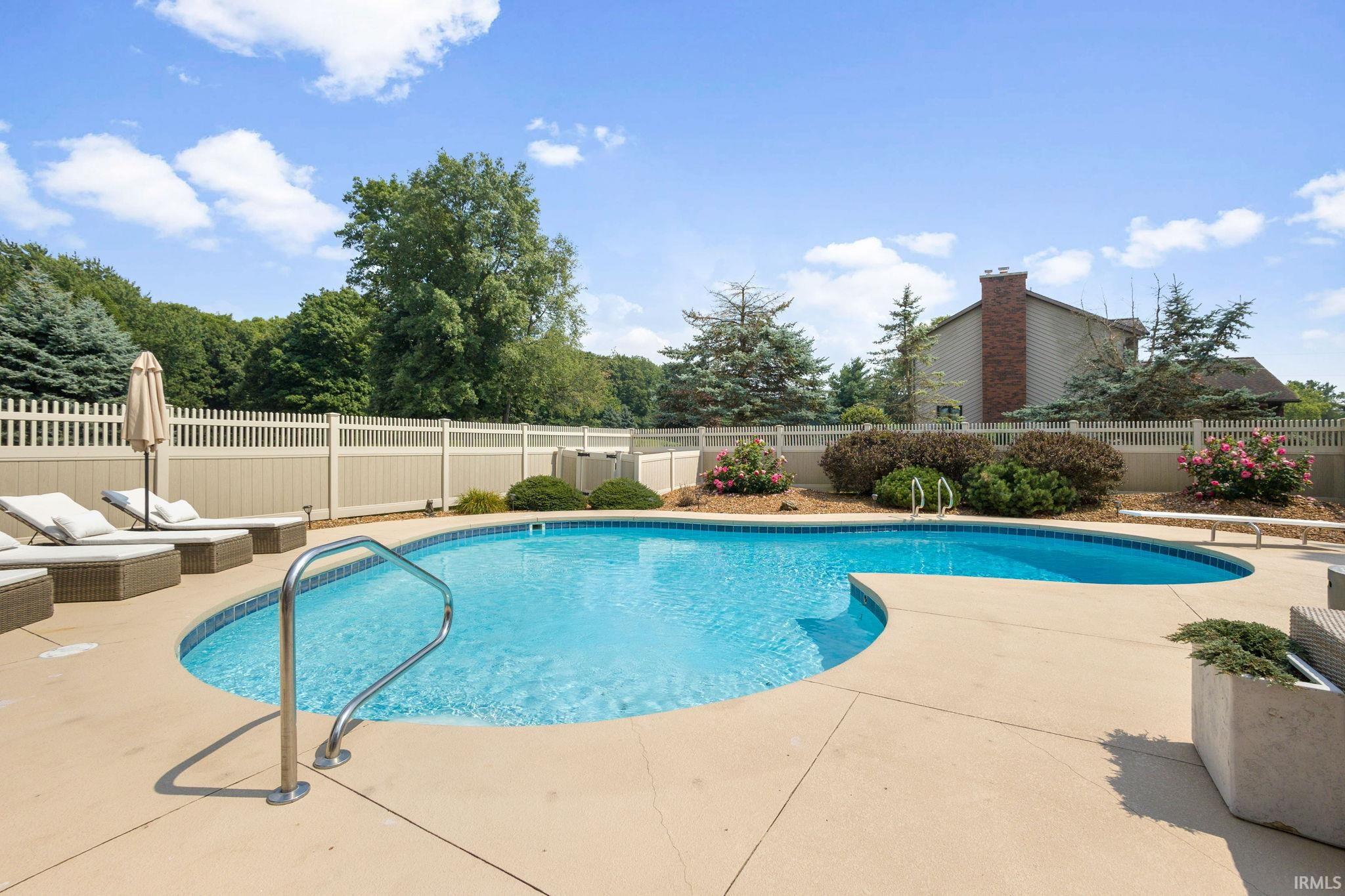 Elkhart, Indiana 46517, United States, 4 Bedrooms Bedrooms, ,5 BathroomsBathrooms,Residential,Pending,187620