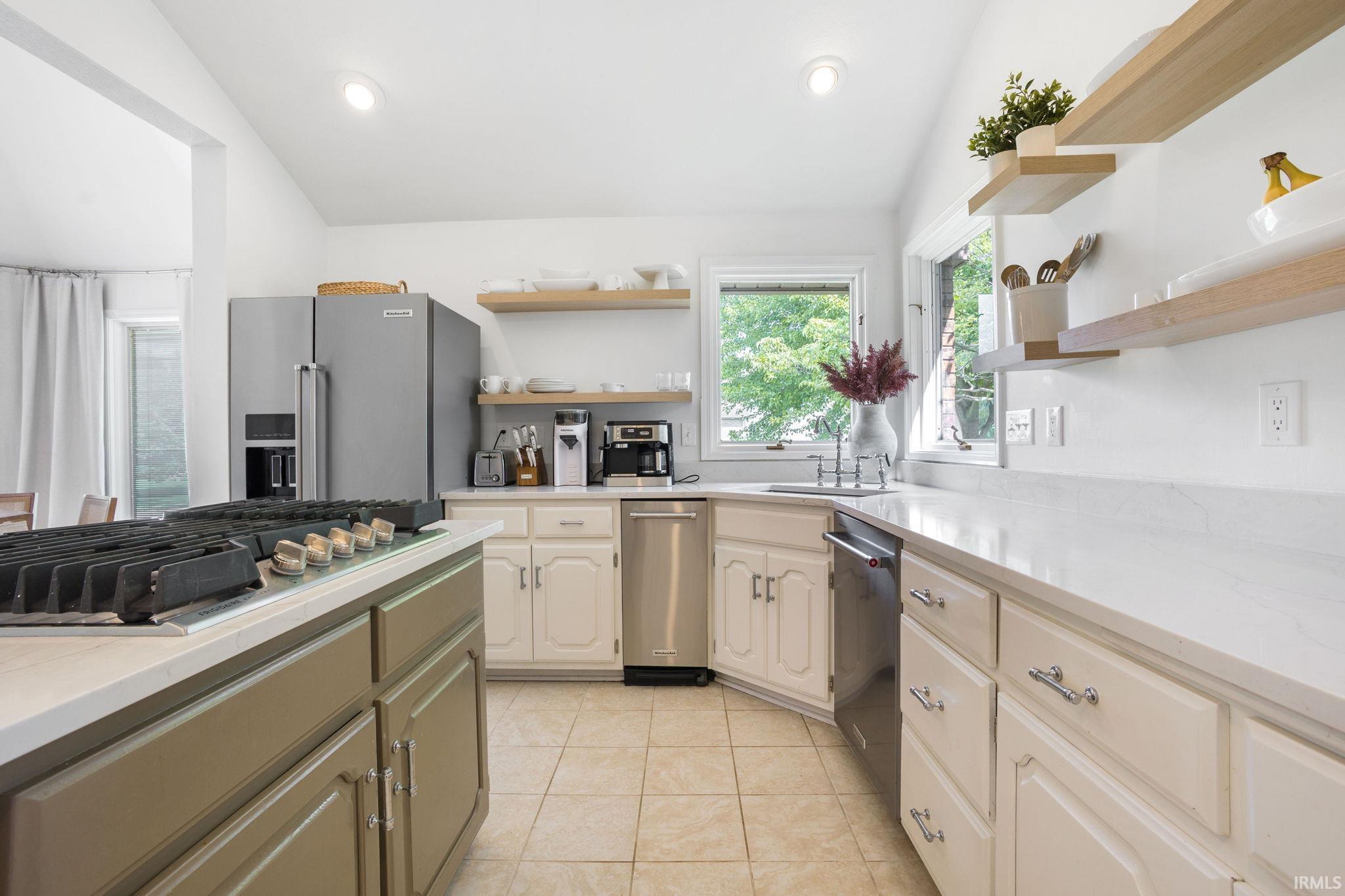 Elkhart, Indiana 46517, United States, 4 Bedrooms Bedrooms, ,5 BathroomsBathrooms,Residential,Pending,187620