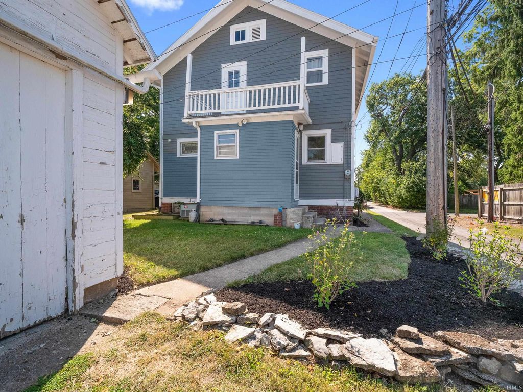 Photo of 1719 Vermont Avenue, Fort Wayne, IN 46805 (MLS # 202537103)