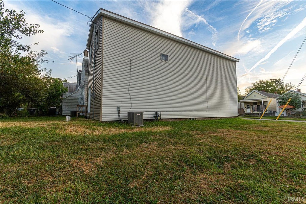 Photo of 1321 Oakley Street, Evansville, IN 47710 (MLS # 202637210)