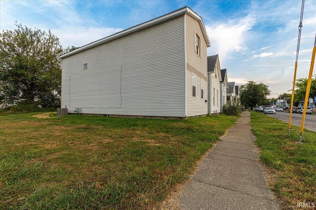 Photo of 1321 Oakley Street, Evansville, IN 47710 (MLS # 202637210)