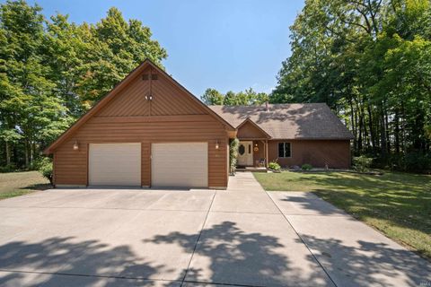 Photo of 36 TIMBERLY Drive, Greentown, IN 46936 (MLS # 202538386)