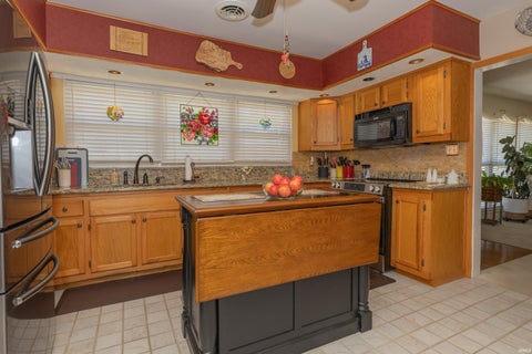 Tiny photo for 1324 Rosemarie Avenue, Evansville, IN 47715 (MLS # 202642101)